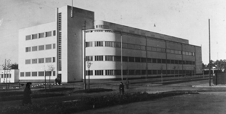 Vanha mustavalkoinen kuva Taivallahden Kasarmin vaaleasta kiinteistöstä.