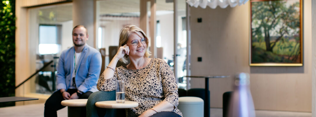 Ihmisiä istumassa Kannattavan kasvun aamussa.