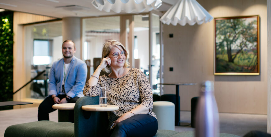 Ihmisiä istumassa Kannattavan kasvun aamussa.