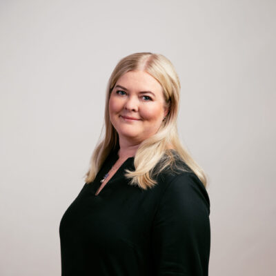 Henkilökuva Minna Stenmanista.