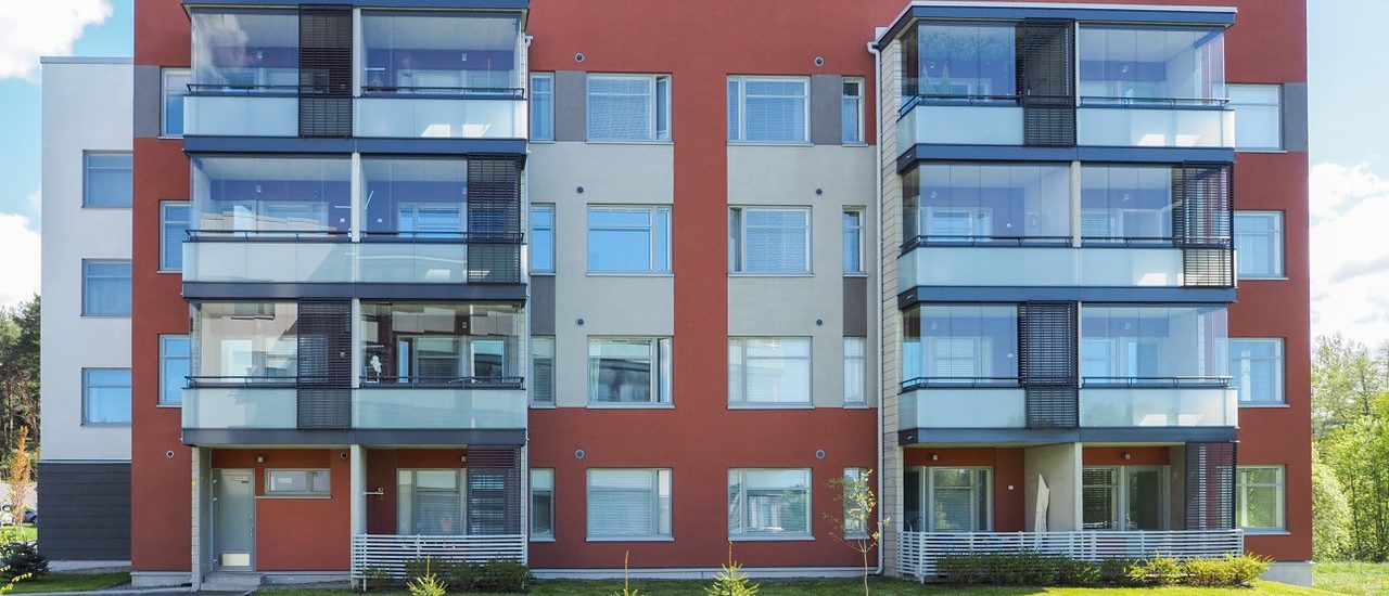 Kuva Pryssinkadun punaisesta kerrostalosta, jossa ikkunoita ja parvekkeita. Talossa on neljä kerrosta.