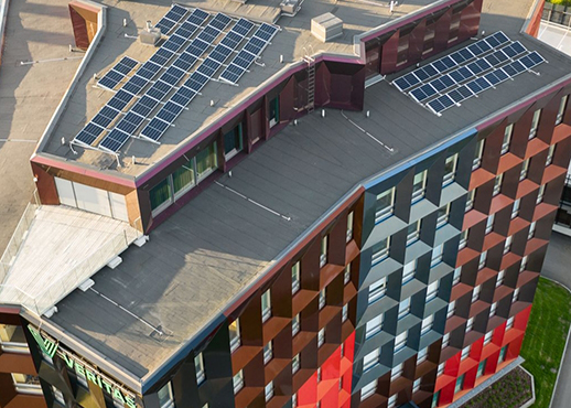Veritaksen värikäs pääkonttorirakennus Retoriikka, jonka katolla on kymmeniä aurinkopaneeleja.