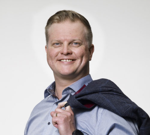 Veritas försäljningschef Hannu Kangasniemi ler i personalporträtten.