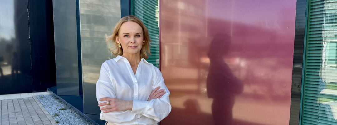 Veritas personaldirektör Pia Lamberg står utanför huvudkontoret i Åbo.