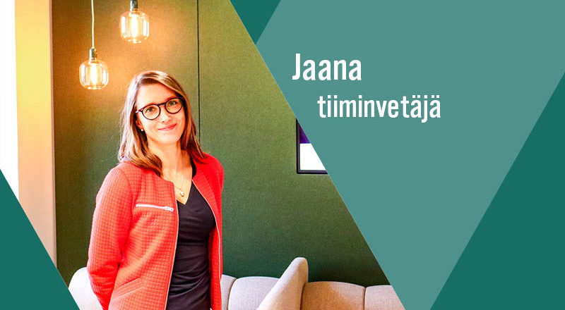 Veritaksen tiiminvetäjä Jaana Lehikoinen seisoo ja hymyilee kameralle.