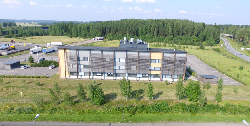 Ilmakuva Porvoon tekniikankaaren kiinteistöstä. Rakennusta ympäröi Mäntsäläntie sekä nurmikkoalue, ja parkkipaikkoja löytyy piha-alueelta runsaasti.