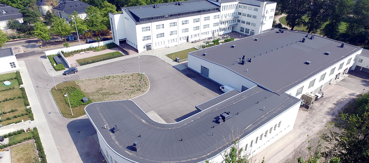 Toimitilakiinteistö Taivallahden Kasarmi kuvattuna yläpuolelta. Vaaleaseinäinen kiinteistö koostuu kolmesta isosta rakennuksesta.