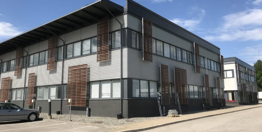 Nuijalantien kiinteistö kuvattuna pihalta aurinkoisena päivänä, Parkkipaikalla on yksi auto parkissa,