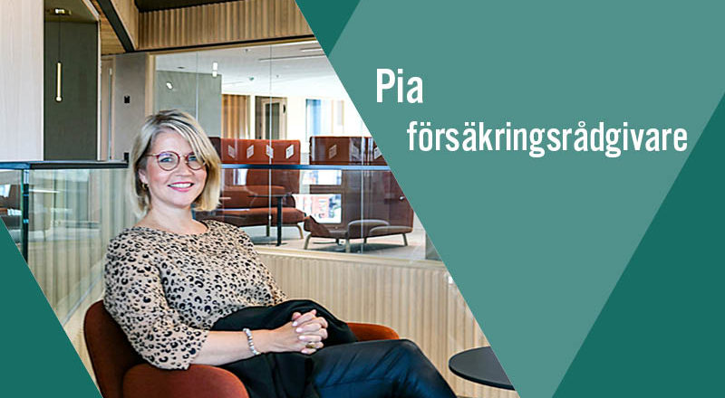 Karriärberättelse om Veritas försäkringsrådgivare Pia Nieminen. I bilden sitter hon i stolen på kontoret och ler.