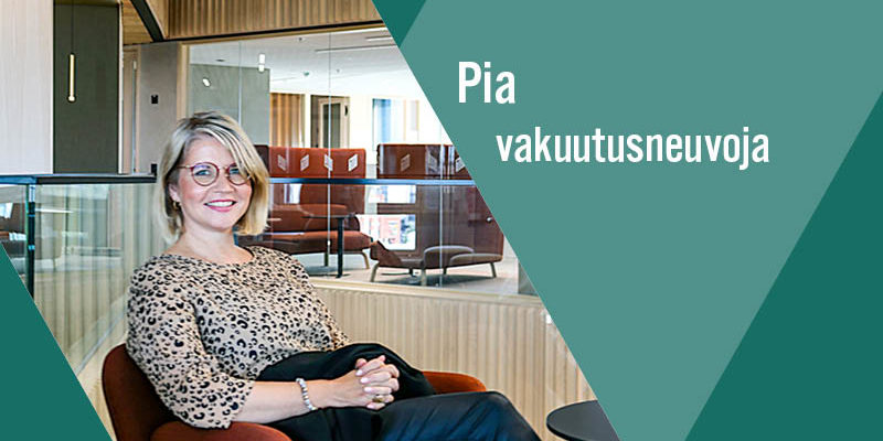 Uratarina Veritaksen vakuutusneuvoja Pia Niemisestä. Kuvassa hän istuu tuolilla konttorissa ja hymyilee.