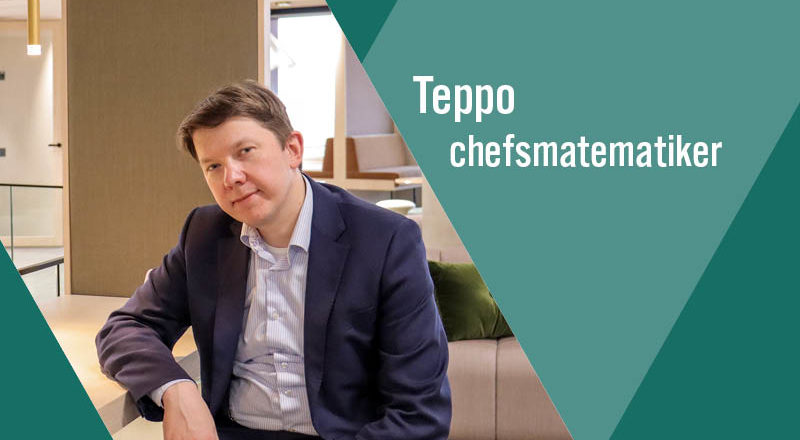 Karriärberättelse om Veritas chefsmatematiker Teppo Rakkolainen. I bilden sitter han på stolen och lutar sig mot bordet.