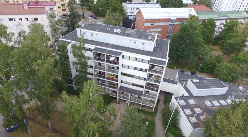 Flygfoto av Bostads Ab Sjöalléns flervåningshus.