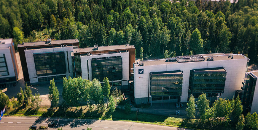 Aku on kolmen kiinteistön linjakas kokonaisuus Aku Korhosen tiellä. Rakennuksien sijaitsevat Kehä 1:n varrella.