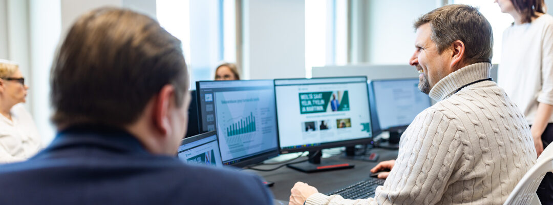 Työntekijät ruudun ääressä