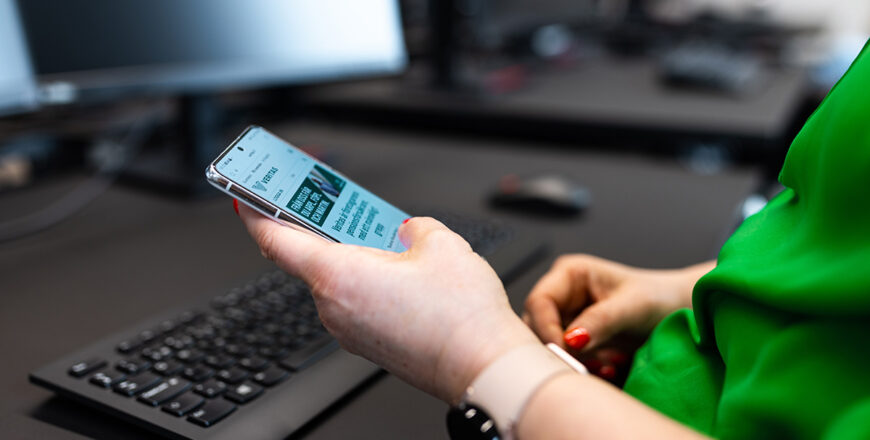 Työntekijä selaa kännykällä Veritaksen verkkosivuja.